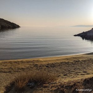 Παραλίες Τήνος, μαγευτικό σκηνικό με νηνεμία σε παραλία της Τήνου